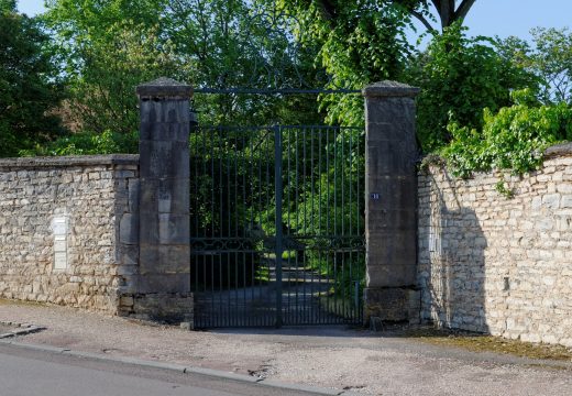 Quel portail choisir pour sécuriser une maison bois ?